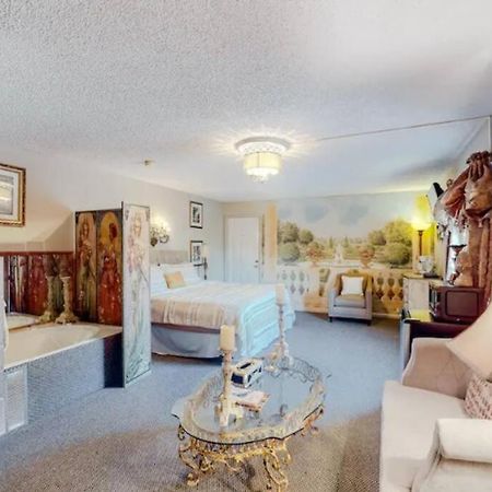 Jacuzzi Suite 206 At Tradewinds Eureka Springs Exterior foto
