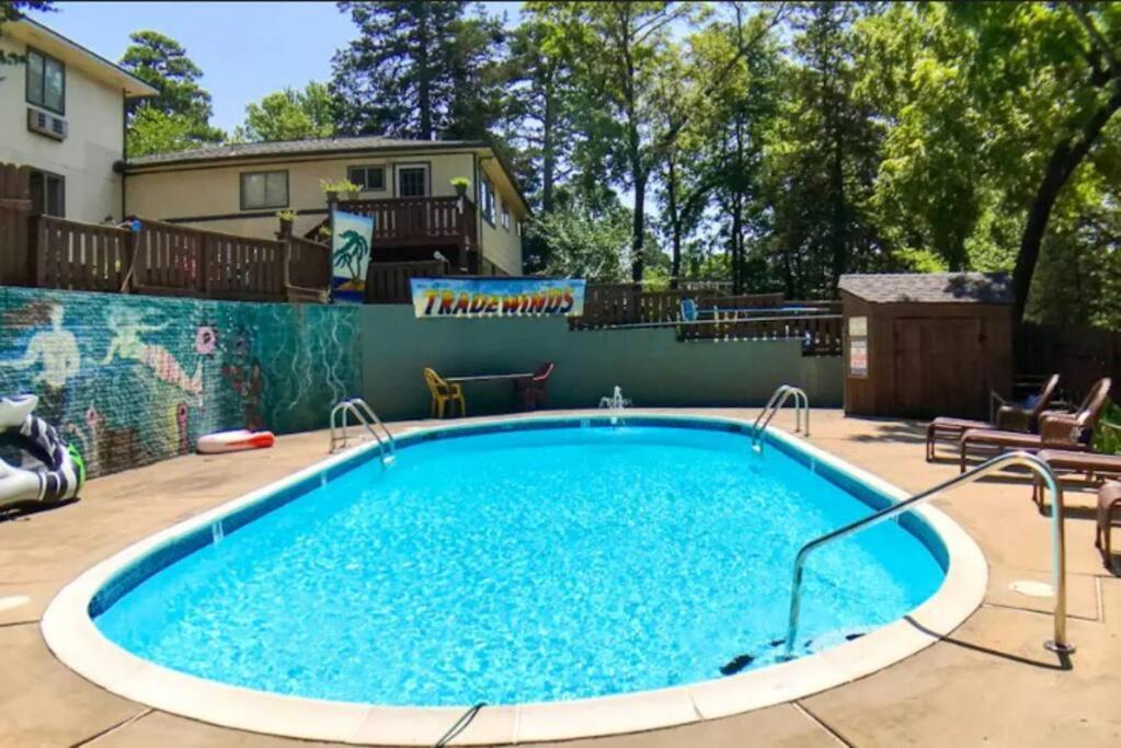 Jacuzzi Suite 206 At Tradewinds Eureka Springs Exterior foto