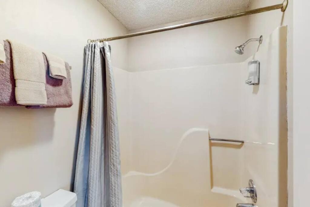 Jacuzzi Suite 206 At Tradewinds Eureka Springs Exterior foto