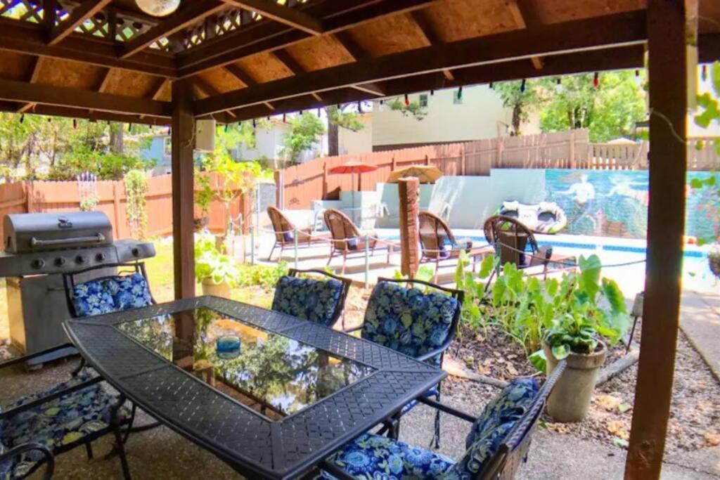 Jacuzzi Suite 206 At Tradewinds Eureka Springs Exterior foto