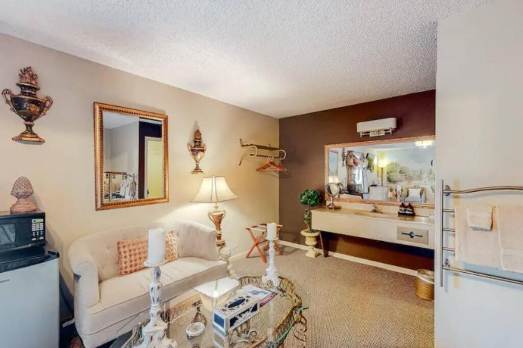Jacuzzi Suite 206 At Tradewinds Eureka Springs Exterior foto