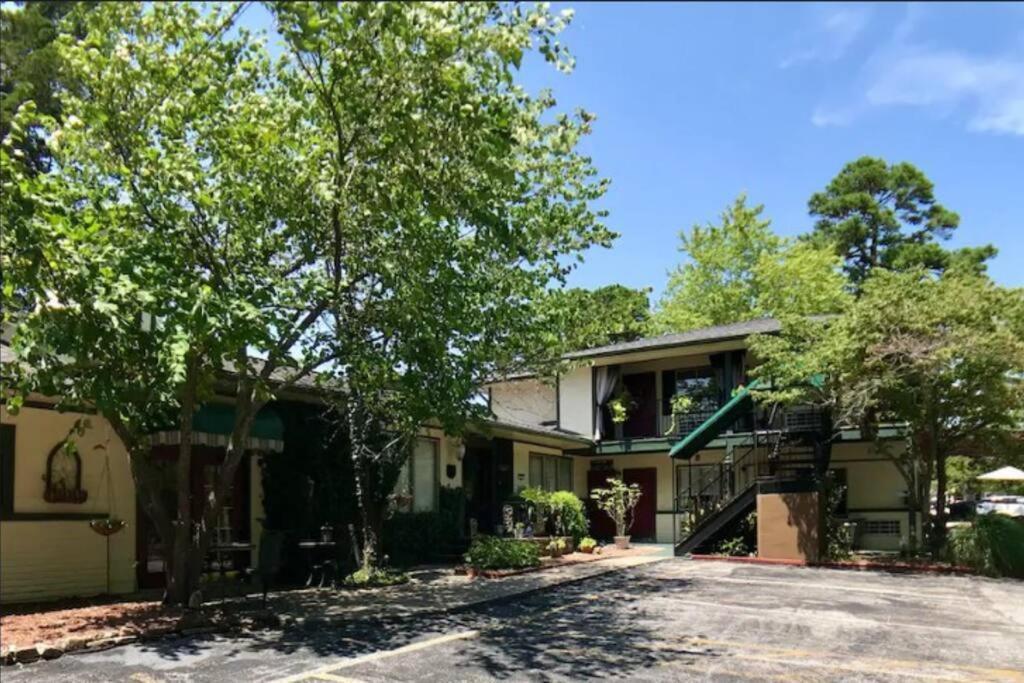 Jacuzzi Suite 206 At Tradewinds Eureka Springs Exterior foto